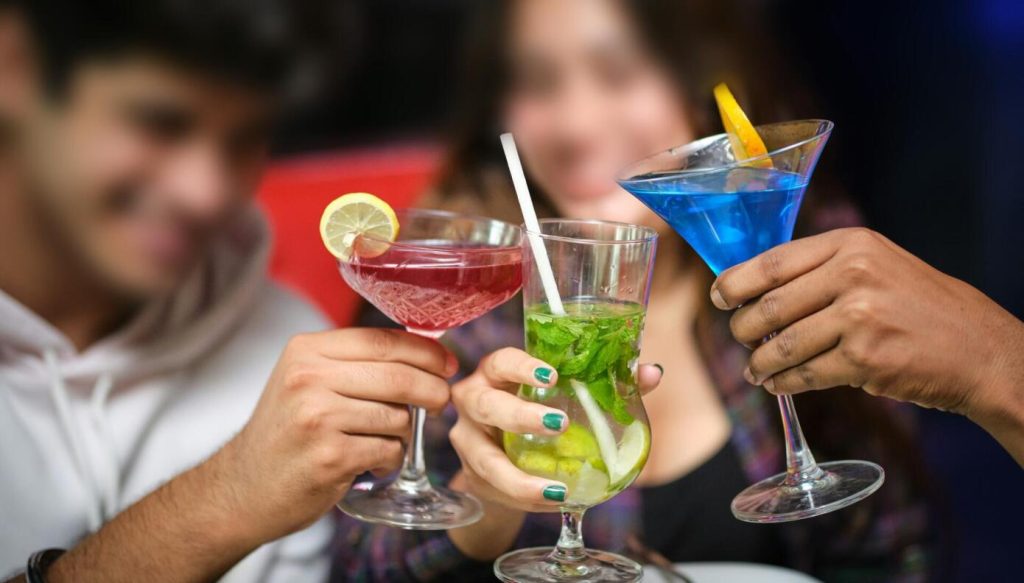 Στο νοσοκομείο 16χρονος μετά από κατανάλωση αλκοόλ σε νυχτερινό κέντρο στο Μπουρνάζι