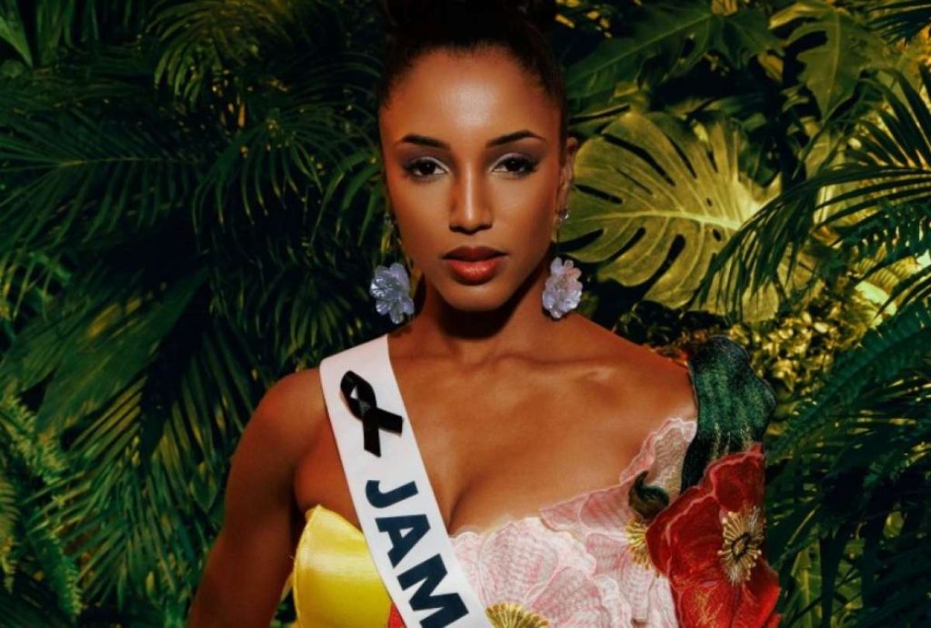 Miss Universe: Η Μις Τζαμάικα Γκαμπριέλ Χένρι έπεσε από τη σκηνή και μεταφέρθηκε με φορείο στο νοσοκομείο (βίντεο)