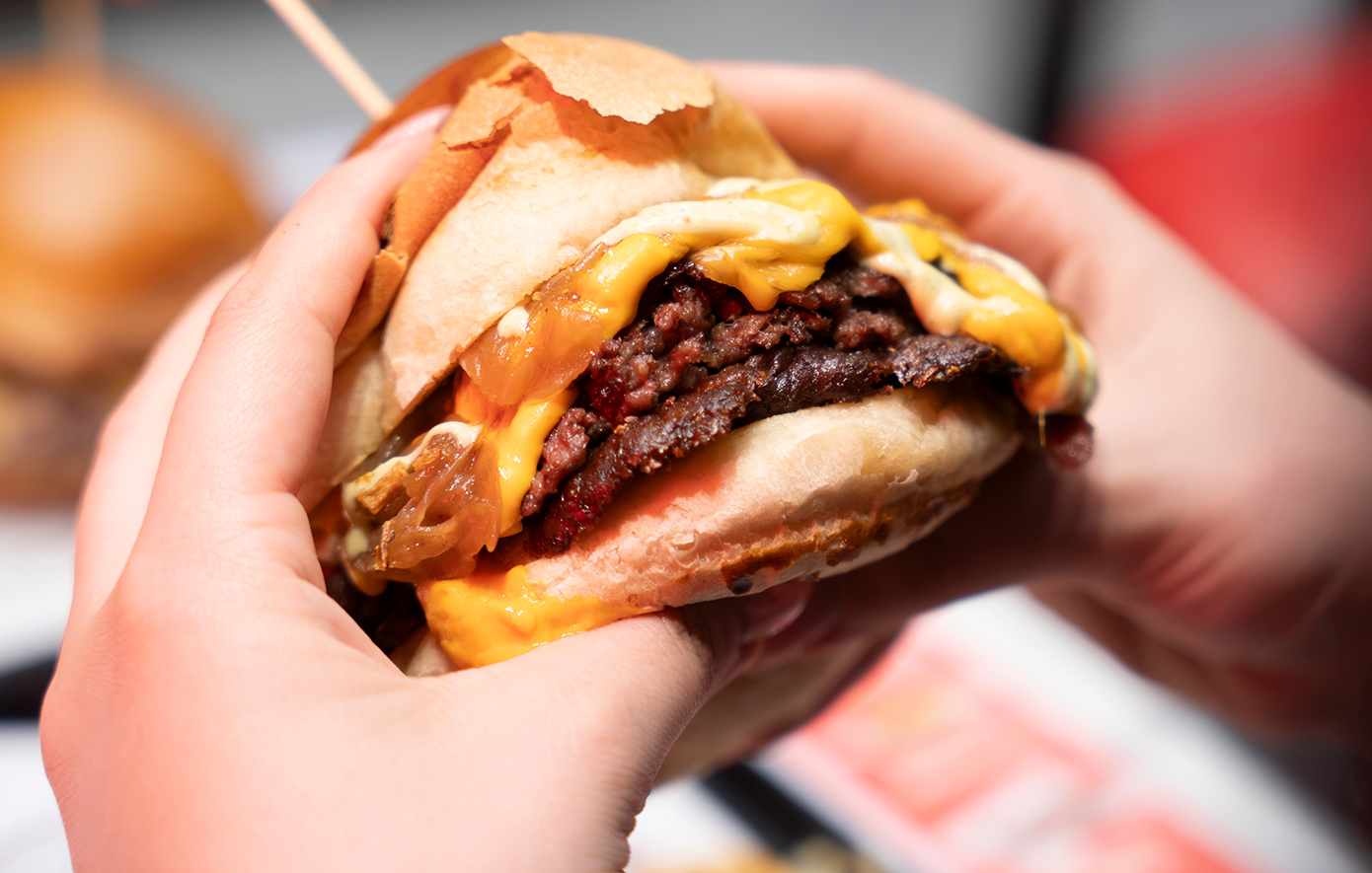 Το «challenge του θανάτου»: «Έφυγε» από τη ζωή ο 22χρονος που είχε καταπιεί αμάσητο ολόκληρο μπέργκερ