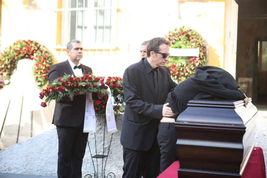 «Λύγισε» ο Α.Τσίπρας στο τελευταίο «αντίο» στον Α.Φλαμπουράρη: Ποιοι παρευρέθηκαν (φωτο)