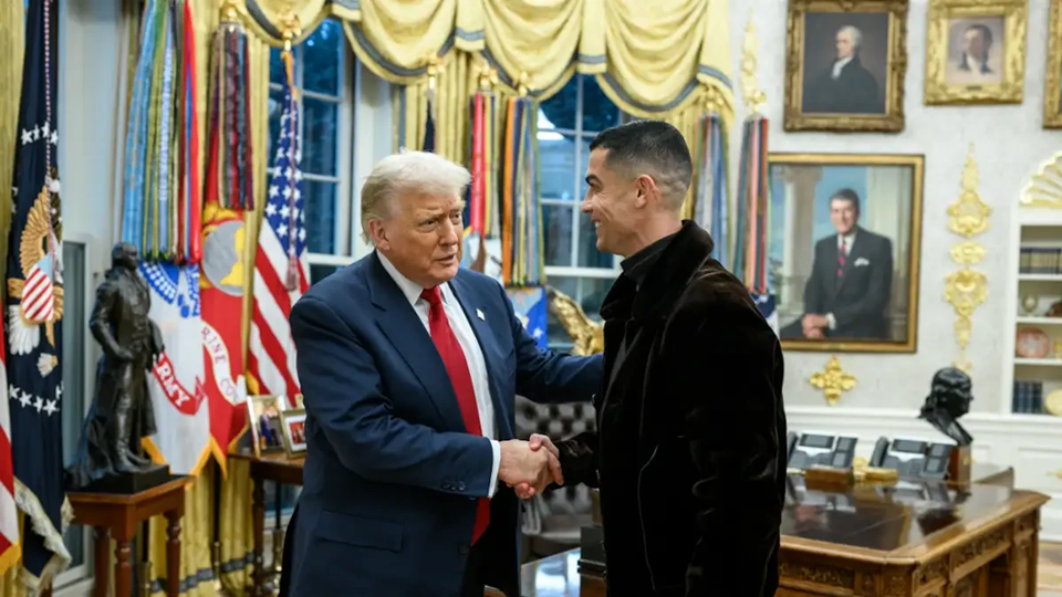 Το AI βίντεο του Ν.Τραμπ να παίζει μπάλα με τον Κ.Ρονάλντο μέσα στο Οβάλ Γραφείο