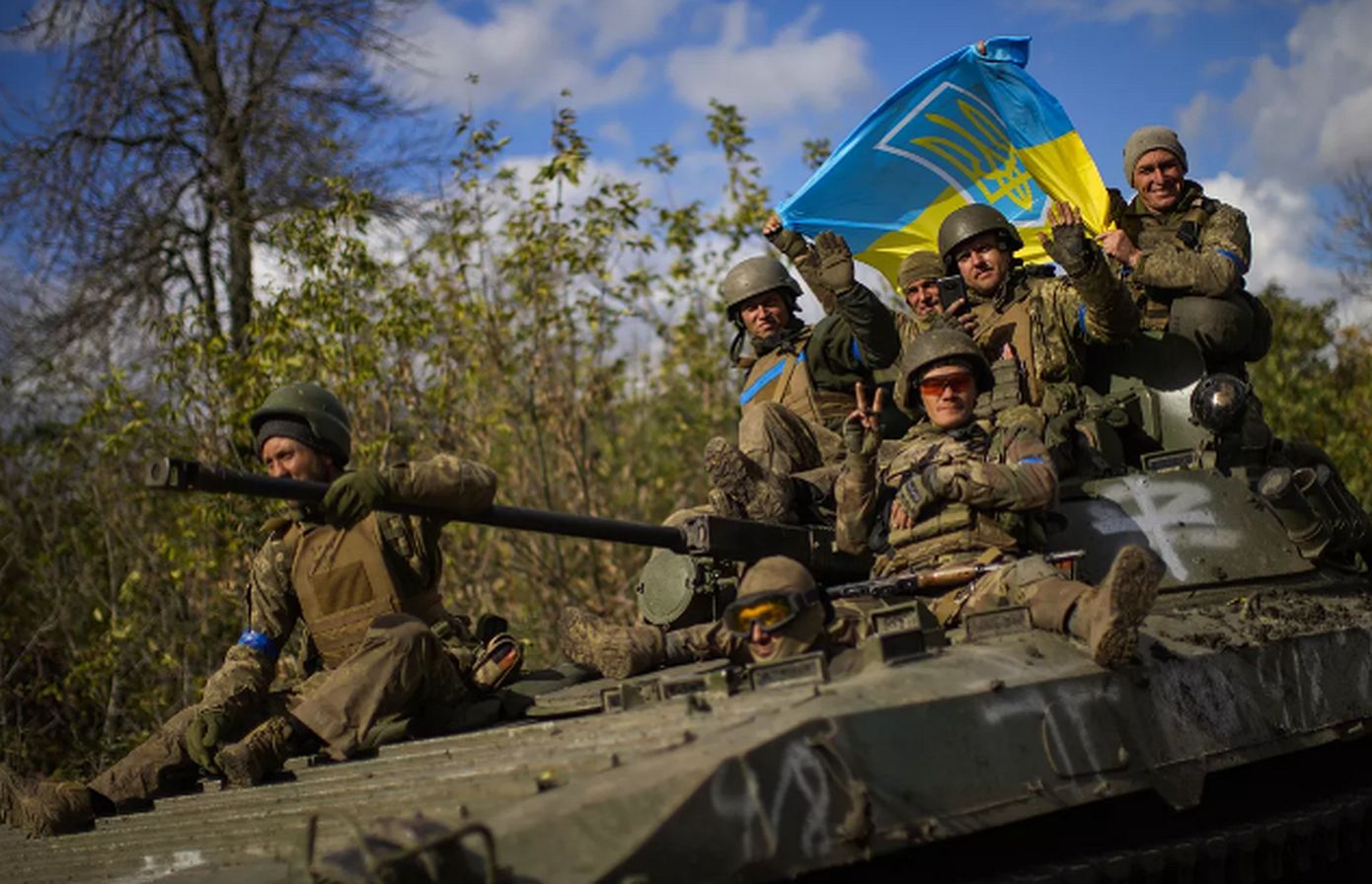 Ουκρανοί εγκληματίες πολέμου εκτελούν έναν αιχμάλωτο Ρώσο στρατιώτη (σκληρές εικόνες)