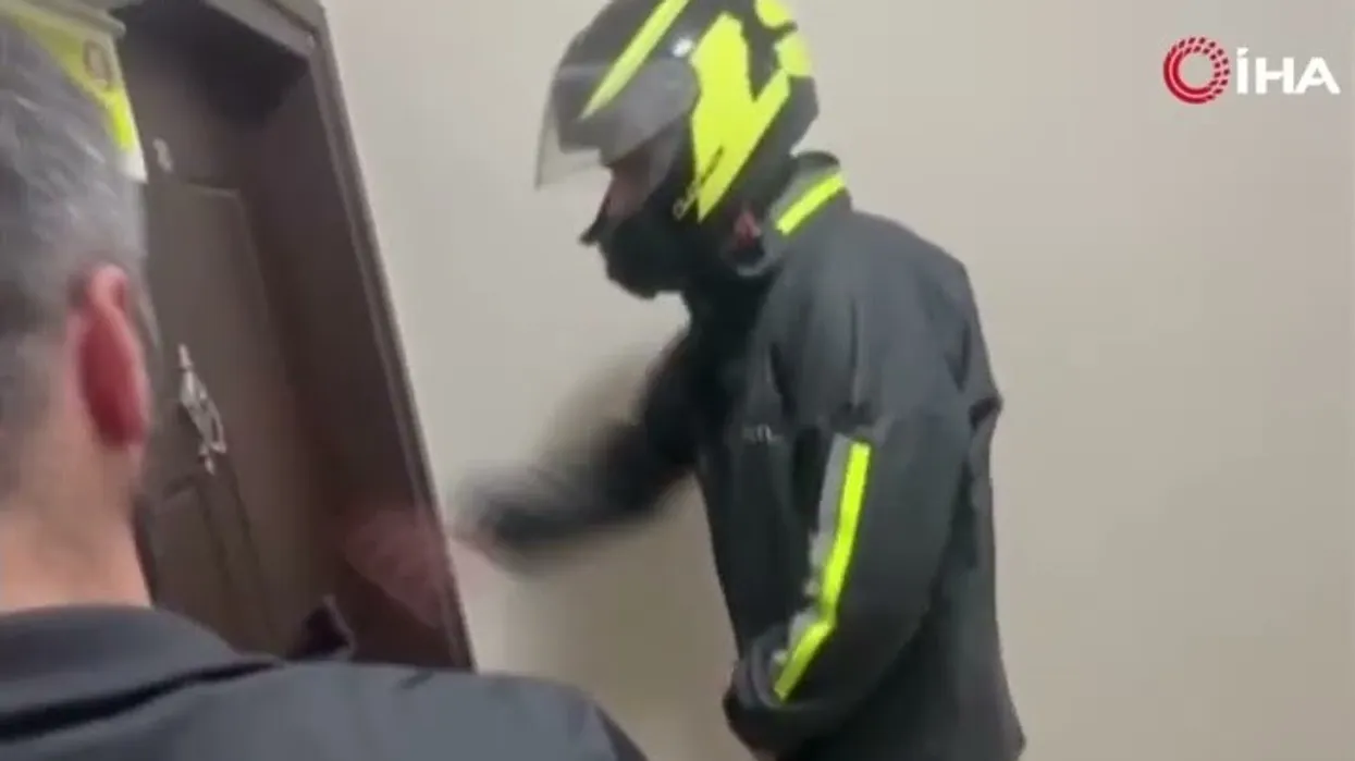 Eπικό βίντεο: Τούρκος αστυνομικός παρίστανε τον ντελιβερά & συνέλαβε φυγόδικο – «Έλα αδερφέ, ήρθε η παραγγελία σου»