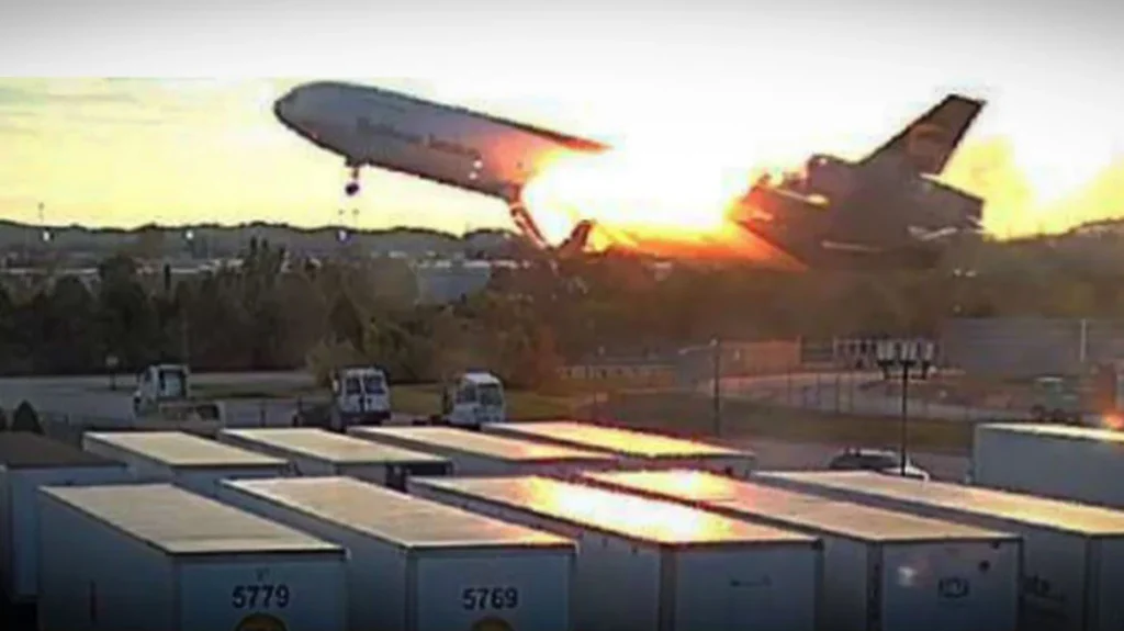 Σοκαριστικές φωτο από τη στιγμή που ο κινητήρας του αεροσκάφος της UPS αποσπάται λίγα δευτερόλεπτα πριν συντριβεί