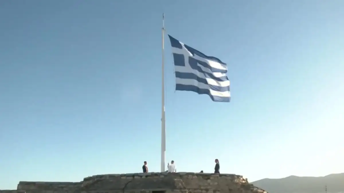 Ημέρα Ενόπλων Δυνάμεων: Η έπαρση της ελληνικής σημαίας στον Ιερό Βράχο της Ακρόπολης (βίντεο)