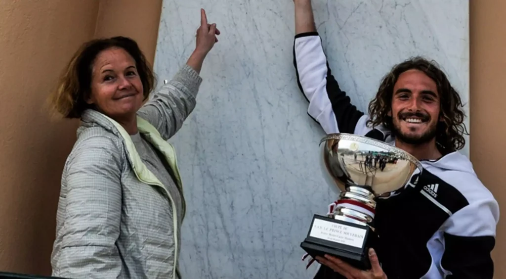 Άγνοια από την μητέρα του Σ.Τσιτσιπά: «Άλλος οδηγούσε το αυτοκίνητο του γιου μου – Τώρα είναι Αφρική» είπε η Ρωσίδα