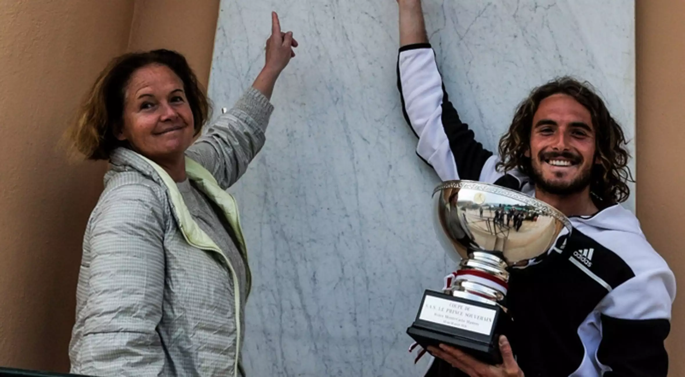 Άγνοια από την μητέρα του Σ.Τσιτσιπά: «Άλλος οδηγούσε το αυτοκίνητο του γιου μου – Τώρα είναι Αφρική» είπε η Ρωσίδα