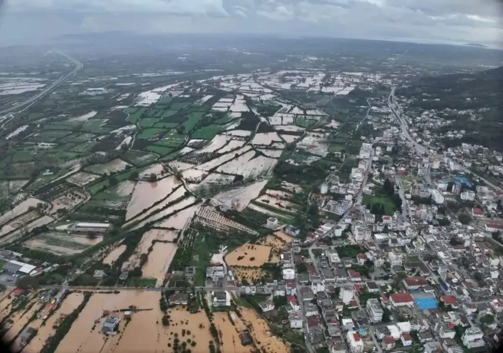 Εικόνες από ψηλά αποκαλύπτουν τις τεράστιες καταστροφές σε Φιλιππιάδα και Καστοριά λόγω των σφοδρών βροχοπτώσεων