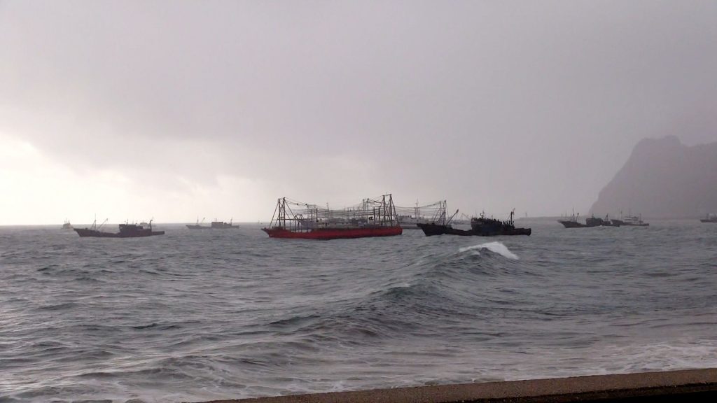 Οι Κορεάτες βύθισαν κινεζικό αλιευτικό! (βίντεο)