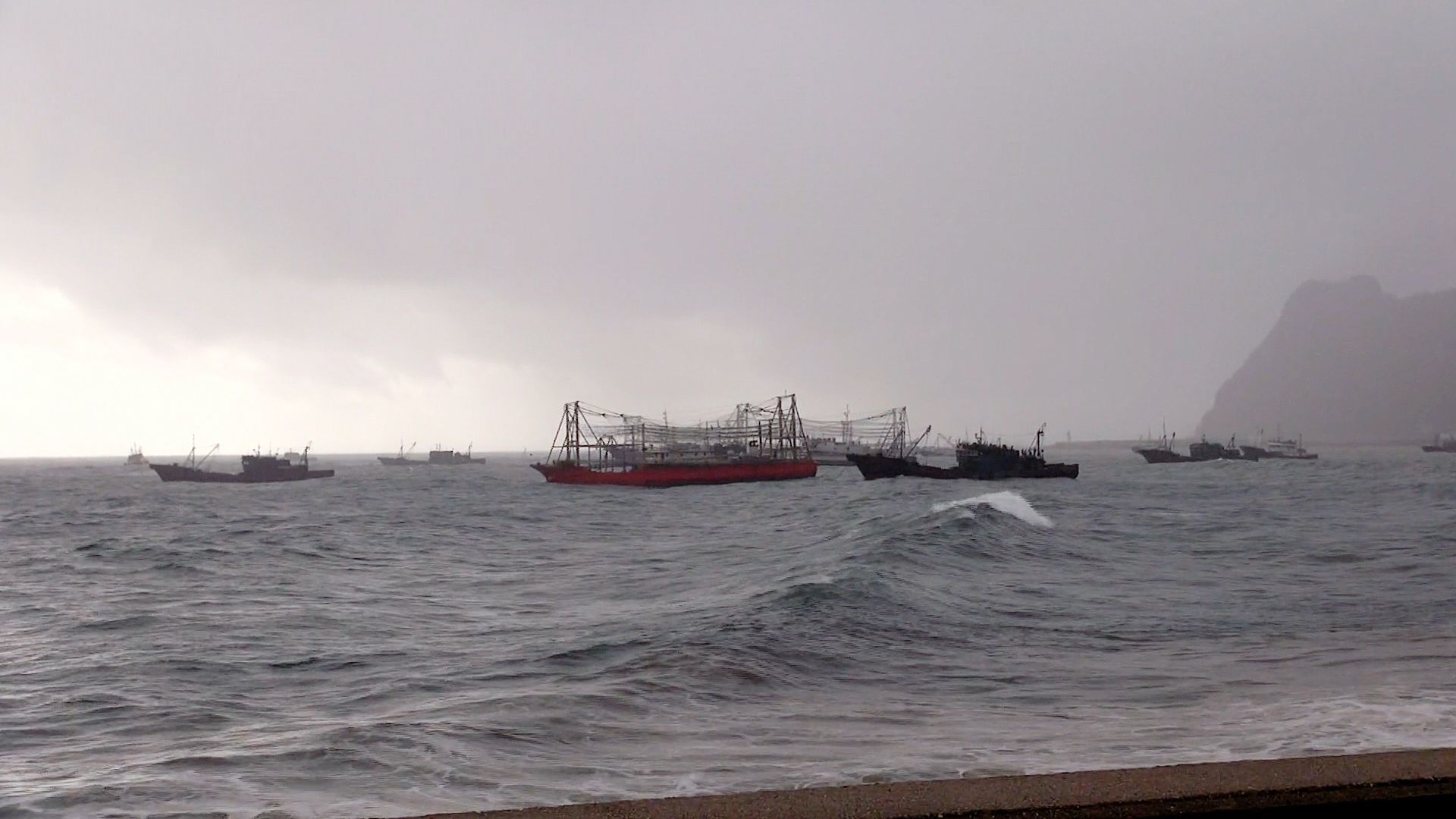 Οι Κορεάτες βύθισαν κινεζικό αλιευτικό! (βίντεο)