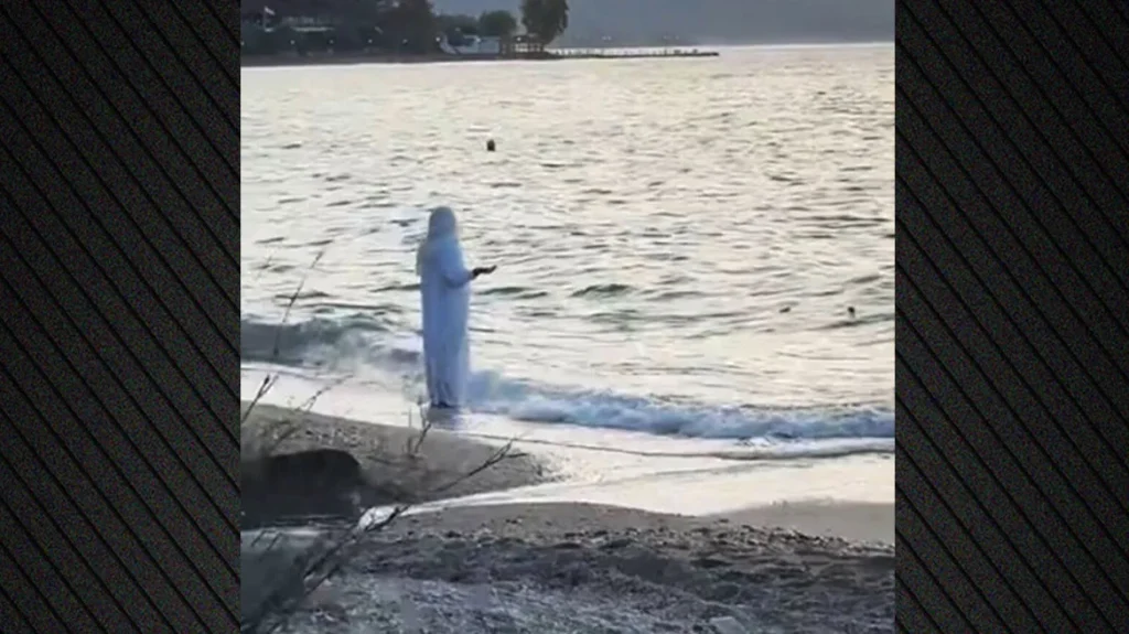 «Μυστήριο» με γυναίκα ντυμένη στα λευκά σε στάση διαλογισμού σε παραλία του Πηλίου: Δείτε βίντεο