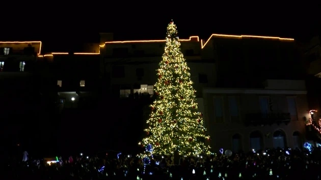 Σε γιορτινό κλίμα τα Χανιά: Δείτε εικόνες από το άναμμα του χριστουγεννιάτικου δέντρου στο ενετικό λιμάνι