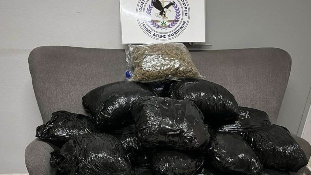 Πάτρα: Χειροπέδες σε άνδρα για κατοχή ναρκωτικών – Περίπου 13 κιλά κάνναβης βρέθηκαν στο σπίτι του (φωτο)