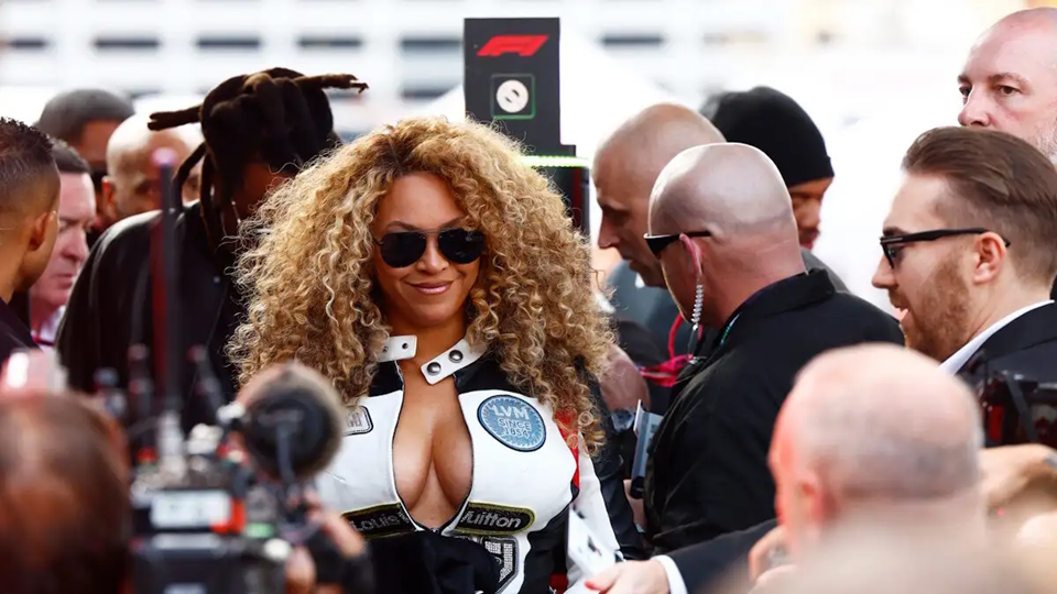 Beyonce: «Μαγνήτισε» τα βλέμματα όλων με την εμφάνισή της στο Grand Prix του Λας Βέγκας στη Formula 1 (φώτο)