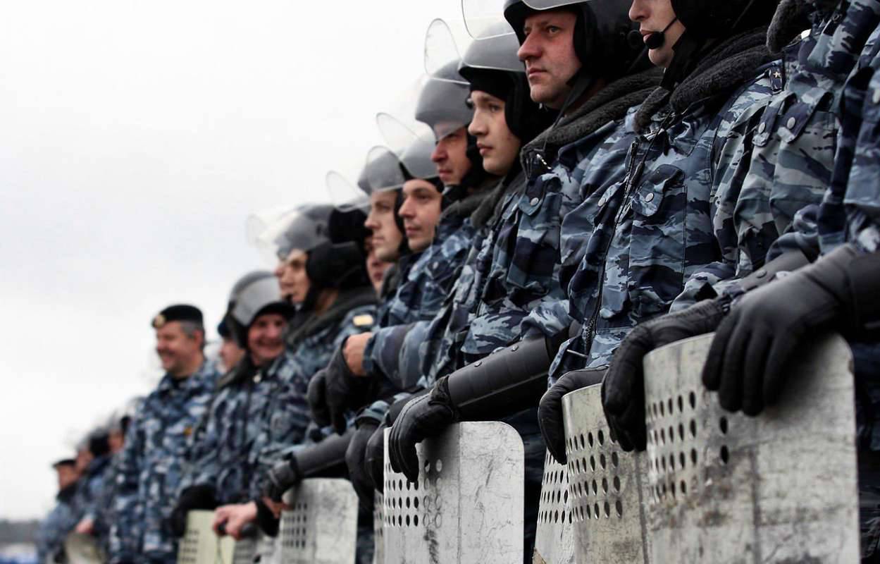 «Θερμή» υποδοχή σε λαθρομετανάστες από την ρωσική αστυνομία