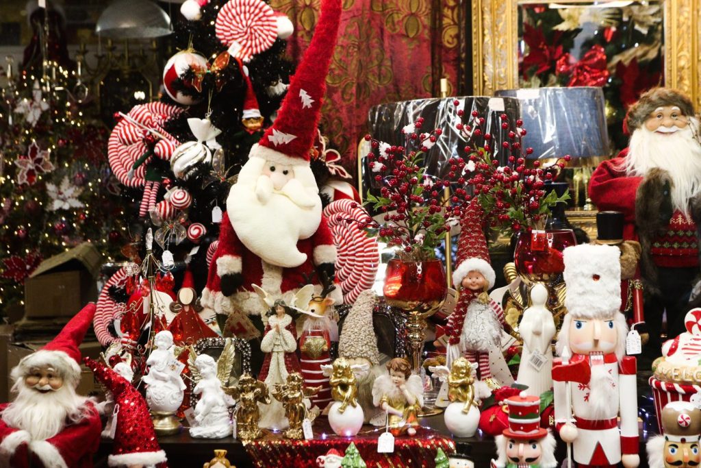 Δείτε πότε θα τεθεί σε ισχύ το εορταστικό ωράριο των Χριστουγέννων στα καταστήματα