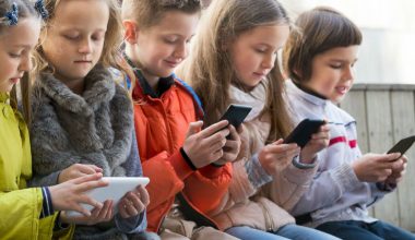 Όταν το σχολικό group chat «βομβαρδίζει» με μηνύματα: Δείτε τρόπους να κρατήσετε την ψυχραιμία σας ως γονείς