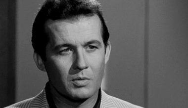 Δ.Παπαμιχαήλ: Όταν χόρεψε ζεϊμπέκικο στον γάμο της Τ.Καρέζη – Στο «φως» σπάνια φωτογραφία