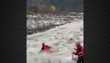 Τζουμέρκα: Η στιγμή της διάσωσης πυροσβέστη της ΕΜΑΚ που παρασύρθηκε από τα ορμητικά νερά (βίντεο)