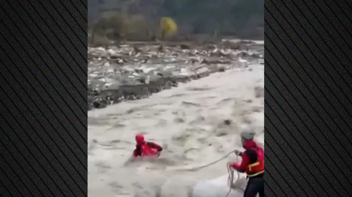 Τζουμέρκα: Η στιγμή της διάσωσης πυροσβέστη της ΕΜΑΚ που παρασύρθηκε από τα ορμητικά νερά (βίντεο)