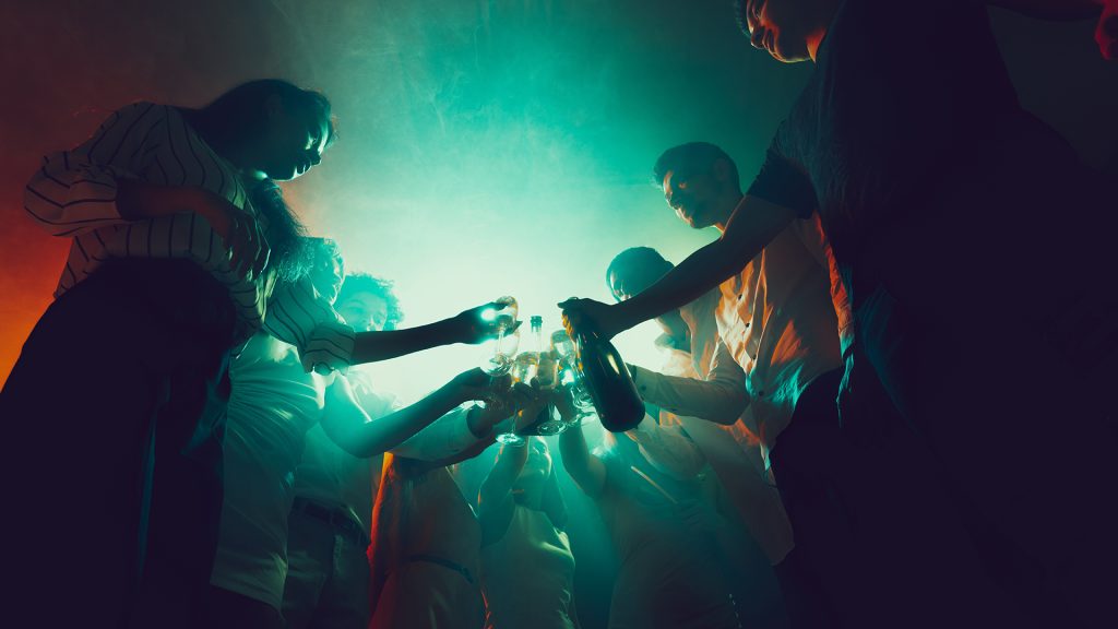 Πειραιάς: Συνελήφθη 48χρονος υπεύθυνος νυχτερινού κέντρου για κατανάλωση αλκοόλ από ανηλίκους