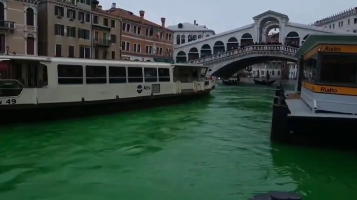 Ιταλία: Aκτιβιστές έβαψαν πράσινα τα νερά σε ποτάμια και κανάλια σε δέκα πόλεις – Δείτε βίντεο