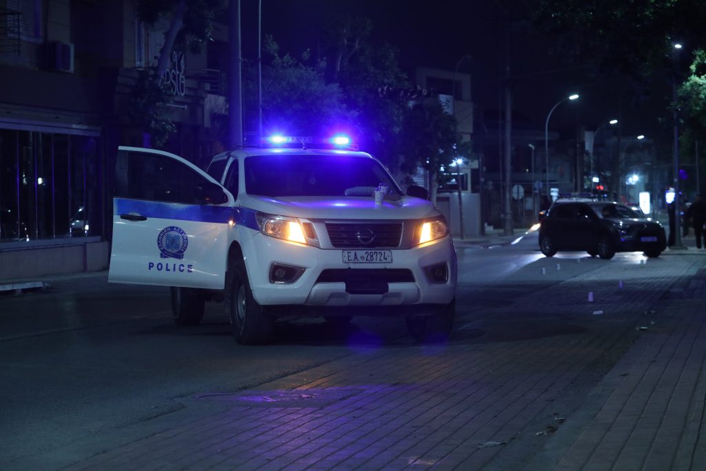 Αιματηρό επεισόδιο έξω από μπαρ στο Λουτράκι: Θαμώνας τραυματίστηκε στην κοιλιά μετά από επίθεση με μαχαίρι