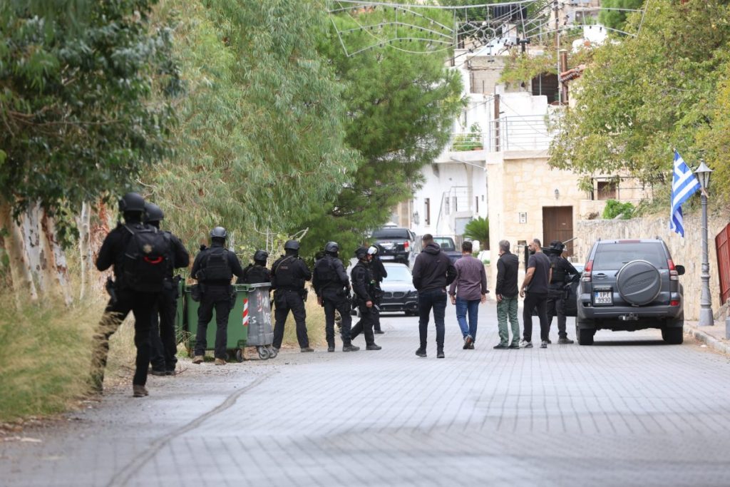 Βορίζια: «Θερμή» συνάντηση των γυναικών των δύο οικογενειών στο κοιμητήριο – Τι ειπώθηκε