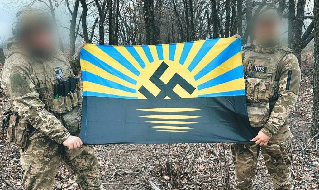 Οι Ρώσοι αναζητούν τους Ουκρανούς στρατιώτες που σήκωσαν σημαία με σβάστικα σε δάσος του Ντονμπάς (φωτο)