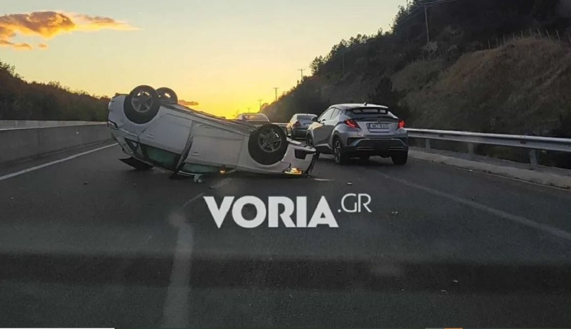 Τροχαίο με δύο τραυματίες στη Θεσσαλονίκη μετά τη σύγκρουση αυτοκινήτων (φωτο)