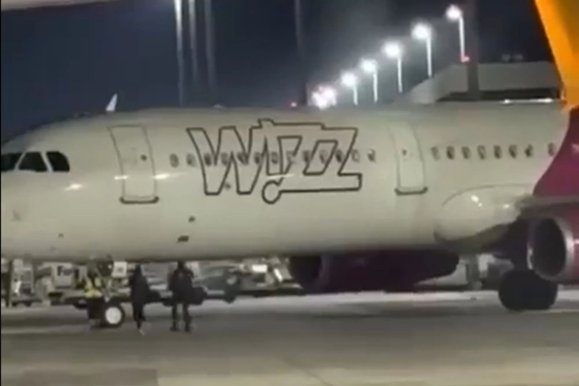 Κολωνία: Η στιγμή της σύλληψης δύο Ρουμάνων που παραβίασαν τους κανόνες του αεροδρομίου (βίντεο)