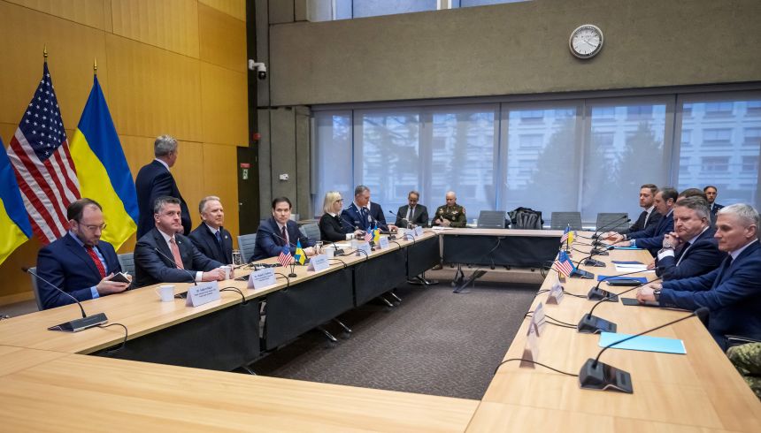 Επιστρέφει η αντιπροσωπεία της Ουκρανίας στο Κίεβο από τη Γενεύη για να ενημερώσει τον Ζελένσκι