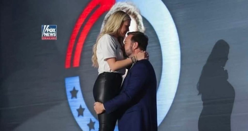 Τι τρέχει με τον Τζέι Ντι Βανς και τη χήρα του Τσάρλι Κερκ; – Δείτε τα στιγμιότυπα που πυροδότησαν τις φήμες σχέσης