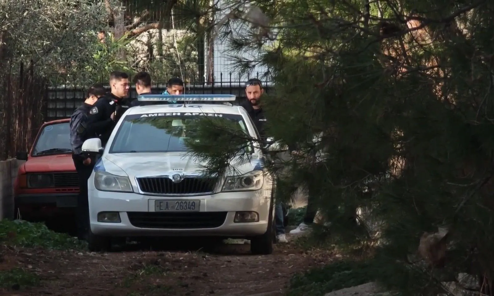 Δολοφονία στη Νέα Πέραμο: «Τσακώνονταν συνέχεια – Είχαν θέματα από όταν έχασαν τη μάνα τους» λέει γείτονας