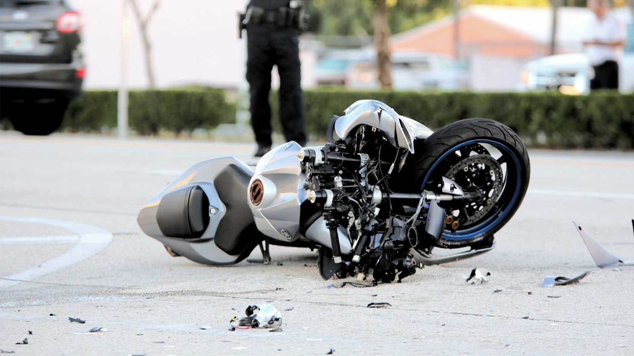 Κρήτη: Ταμπέλα έπεσε στο κεφάλι δικυκλίστριας και την τραυμάτισε σοβαρά (φωτο)