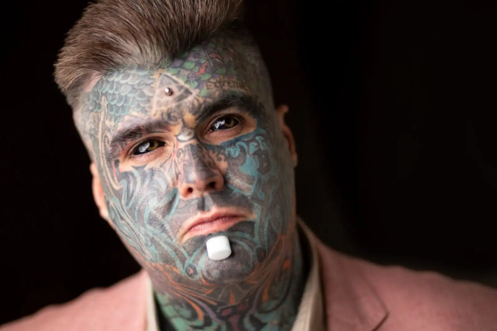 Matthew Whelan: Ο «άνθρωπος μελάνι» εξηγεί πώς είναι η ζωή με τατουάζ ακόμη και στις κόρες των ματιών! (βίντεο)