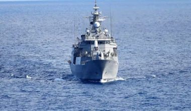 Σοβαρή μηχανική βλάβη στο σύστημα πρόωσης στη φρεγάτα «Σπέτσαι» – Αποχώρησε από την επιχείρηση «Ασπίδες»