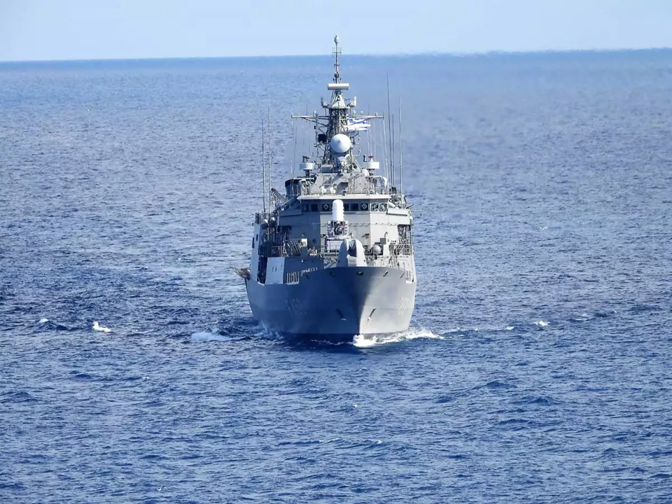 Σοβαρή μηχανική βλάβη στο σύστημα πρόωσης στη φρεγάτα «Σπέτσαι» – Αποχώρησε από την επιχείρηση «Ασπίδες»