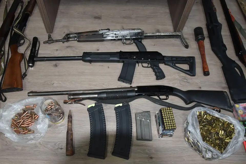 Ρέθυμνο: Συνελήφθησαν πέντε άτομα που είχαν μετατρέψει το σπίτι τους σε οπλοστάσιο (φώτο)