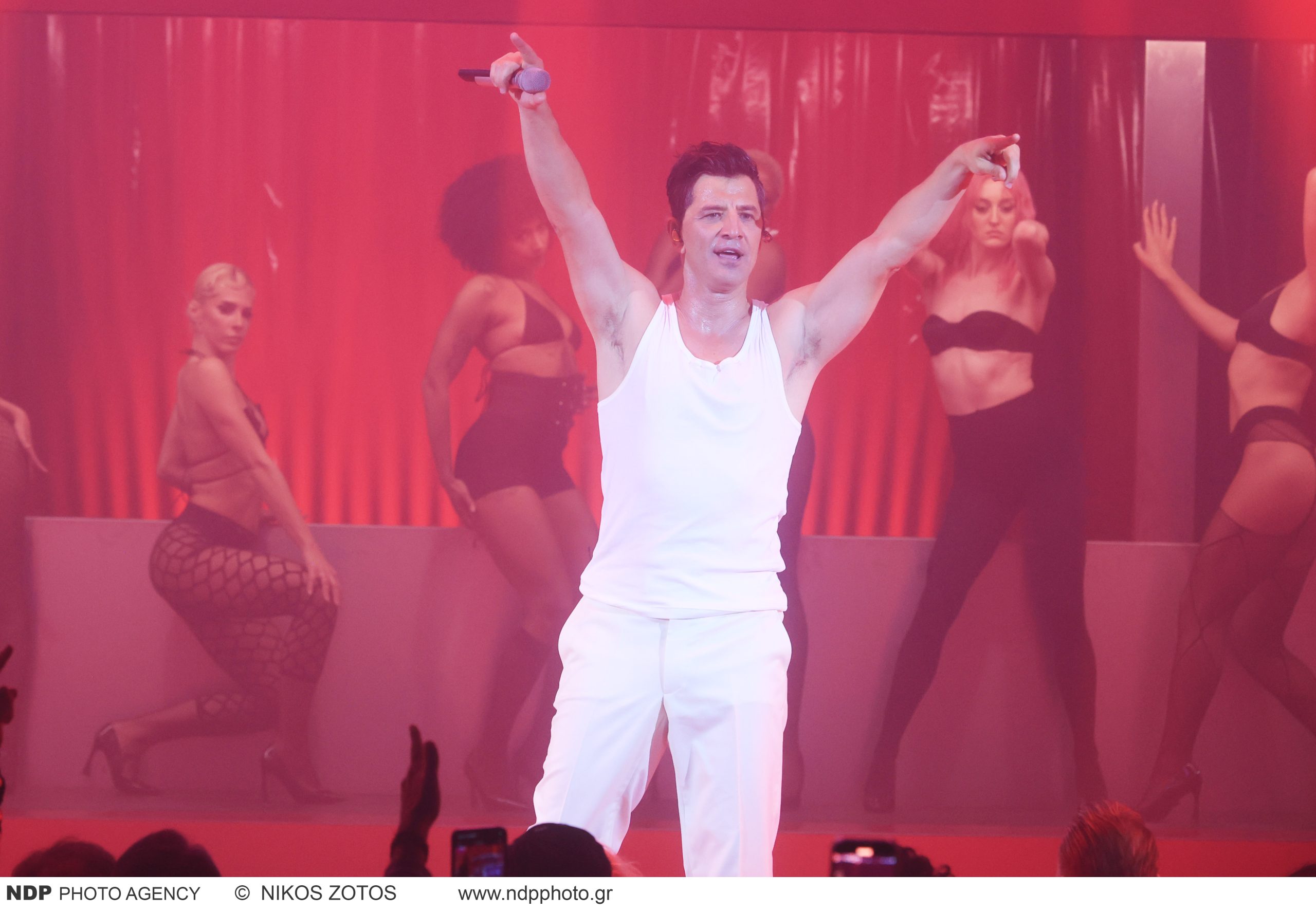 Η πρώτη αντίδραση του Σ.Ρουβά μετά το ατύχημα που είχε στη σκηνή του νυχτερινού κέντρου που εμφανίζεται (βίντεο)