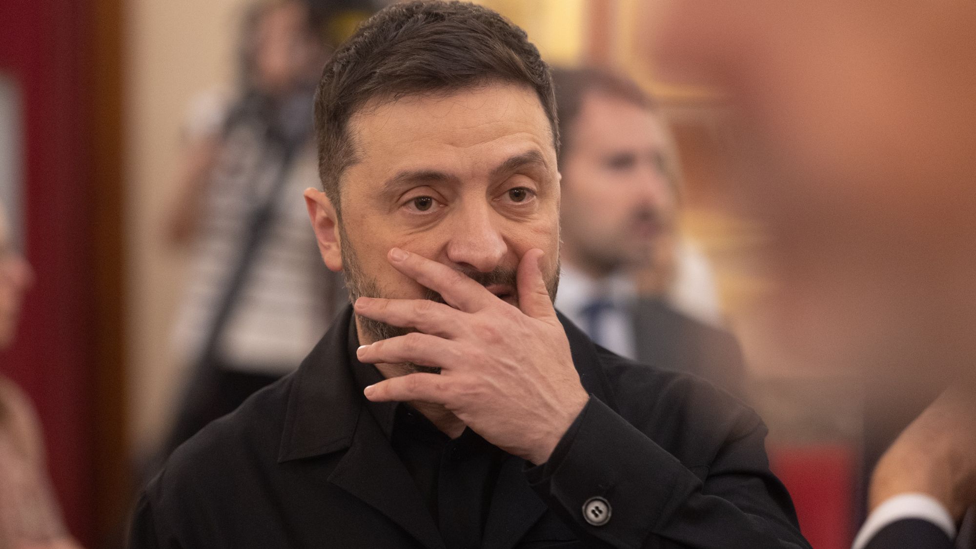 Κάτι… «άσπρο» πέφτει από την μύτη του Ουκρανού προέδρου Β.Ζελένσκι