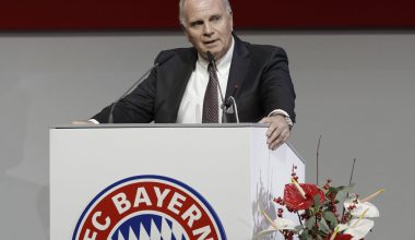 Σκληρή γλώσσα από τον Ούλι Χένες κατά της Μπαρτσελόνα: «Κοροϊδία να παίζουν στην ελίτ με χρέος 1,3 δισ. ευρώ»