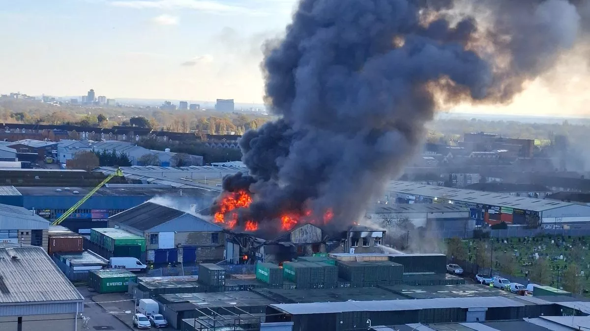 Τεράστια έκρηξη σε αποθήκη στο Λονδίνο: 150 πυροσβέστες στο σημείο – «Να μην θρηνήσουμε θύματα» (βίντεο)