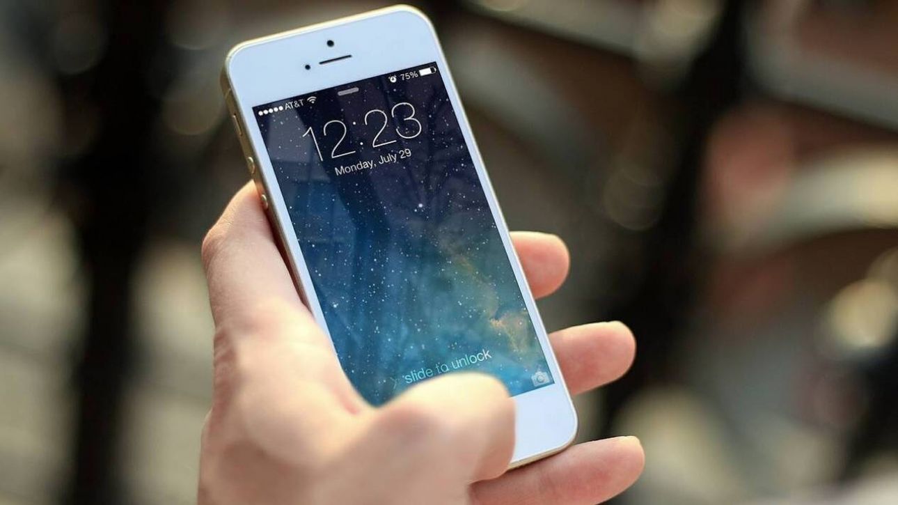 Βίντεο: Η στιγμή που ανήλικοι κλέβουν κινητό μέσα από σταθμευμένο αυτοκίνητο στον Πύργο