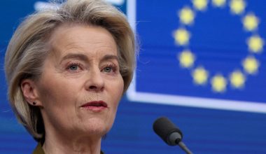 Η Φον ντερ Λάιεν ονειρεύεται  «κύματα» κυρώσεων κατά της Ρωσίας