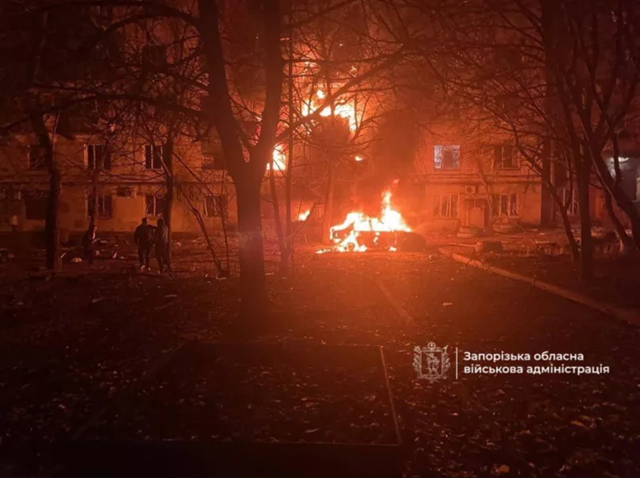 Ρωσικά drones έπληξαν τη Ζαπορίζια: Στις φλόγες πολυκατοικίες και αυτοκίνητα (βίντεο)