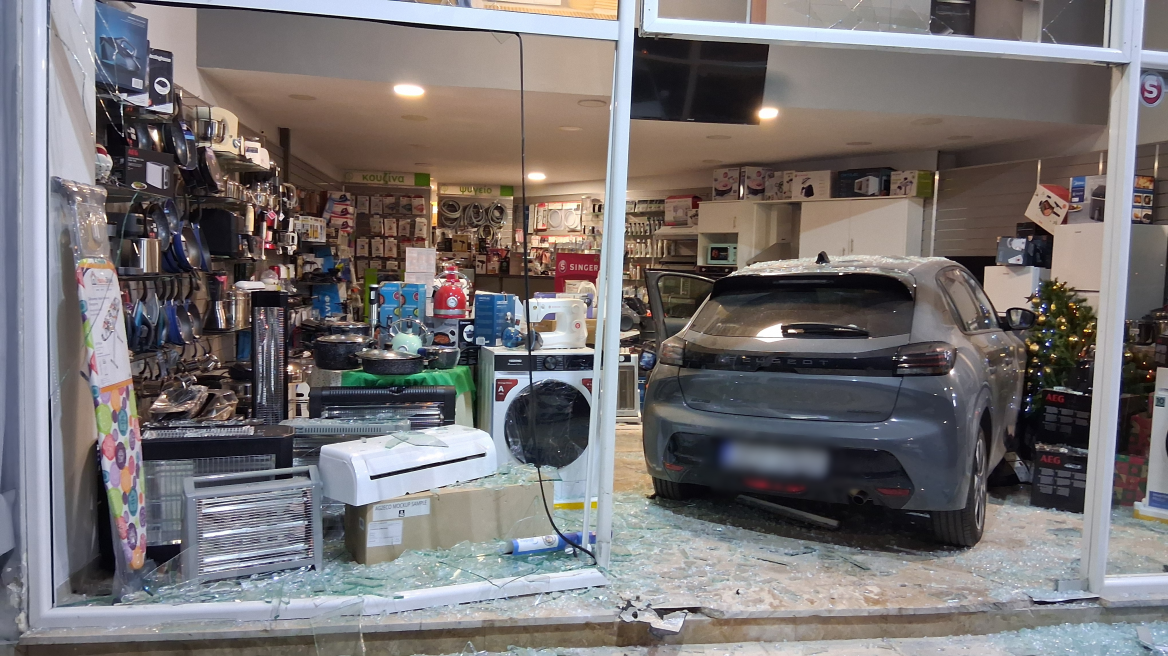 Ναύπλιο: Μπήκε με το αυτοκίνητο σε κατάστημα ηλεκτρικών ειδών! (βίντεο)