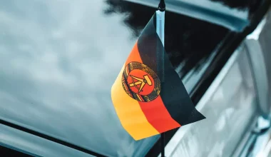 Στην Γερμανία αρχειονόμοι ανασυνθέτουν κατεστραμμένους φακέλους της Στάζι