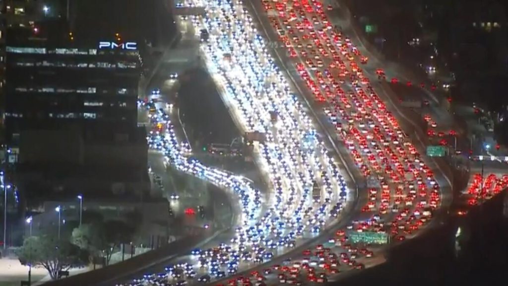 Τρομακτικό μποτιλιάρισμα από τους Αμερικανούς στο Λος Άντζελες για το τριήμερο της εορτής των Ευχαριστιών! (βίντεο)