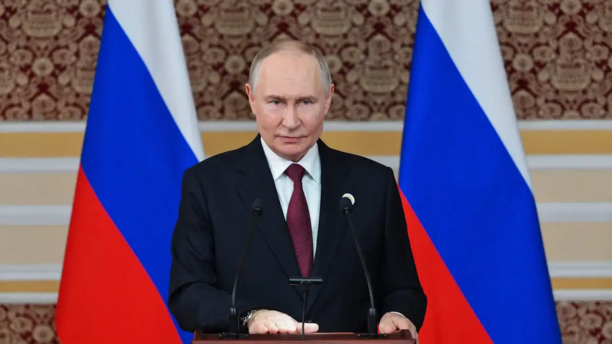 Βίντεο: O B.Πούτιν χαιρετά την Προεδρική Φρουρά του Κιργιστάν στη γλώσσα τους!